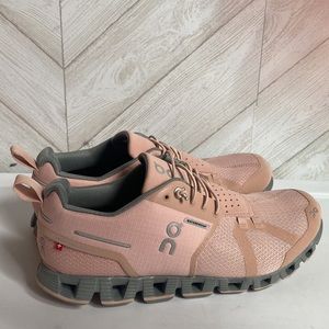 Women’s On Cloud Running Shoes Size 9 - 40.5 in great shape.